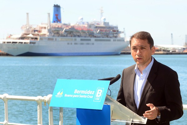 José Manuel Bermúdez presentó su proyecto a bordo del barco Correíllo La Palma, atracado en el puerto. / S. M.