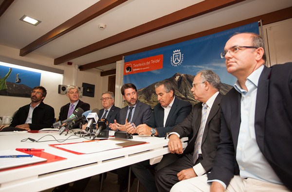 Los presidentes de los cabildos, durante una reunión de la Fecai celebrada en Tenerife. / DA