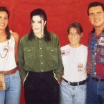 El cantante Michael Jackson, del que muestra orgulloso el recuerdo de su firma (siguiente foto) y el exministro Manuel Fraga son dos de las personalidades a las que atendió. / da