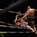Elam lanza fuera del ring con una rodilla voladora a Amancio Paraschiv. | FRAN PALLERO
