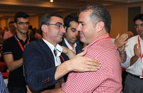 Manuel Fumero es felicitado por Javier Abreu tras ser elegido en el congreso insular de 2012. / SERGIO MÉNDEZ