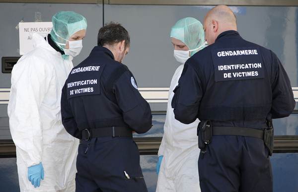 Investigadores franceses encargados de la identificación de cadáveres. | REUTERS
