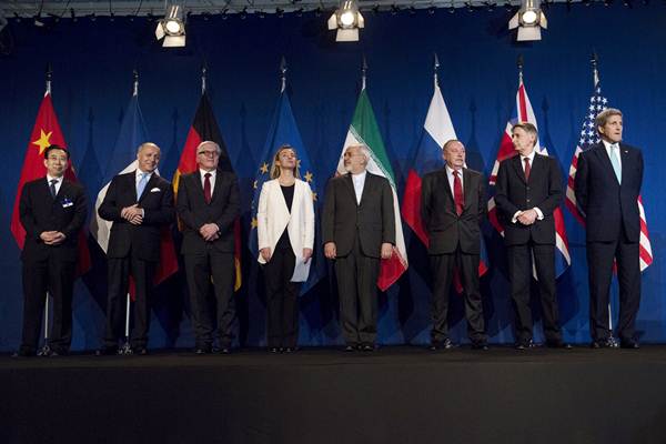 Delegados del G5+1 junto al ministro Javad Zarifat de Irán. | REUTERS