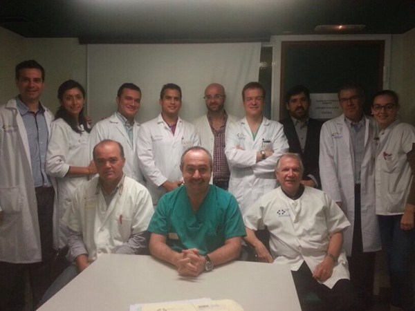 El doctor José Luis Artiles, en el centro, junto a su equipo en el Servicio de Urología del Hospital Insular. / DA