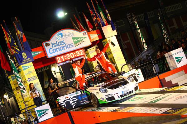 Miguel Fuster y Nacho Aviñó (Porsche 997 GT3 2010) logró una importante victoria en el Islas Canarias que le afianza en el  liderato del Nacional. |  RAYCO SUÁREZ