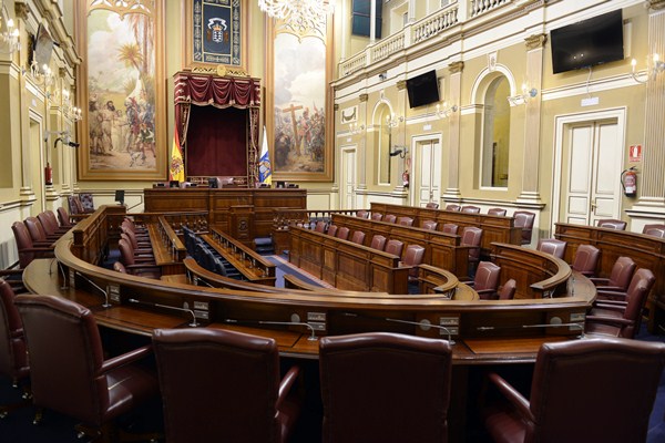 Salón de sesiones del Parlamento canario, donde hoy se celebra el último pleno de la octava legislatura. / S. M.