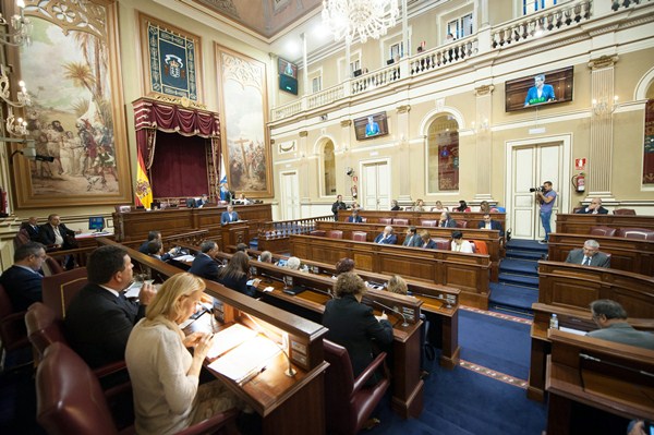 Detalle de la última sesión plenaria del Parlamento de Canarias de la octava legislatura, ayer. / FRAN PALLERO