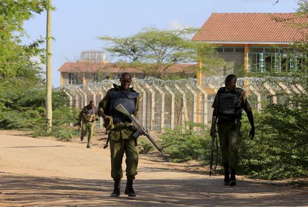 Soldados keniatas caminan por fuera del campus universitario. | REUTERS