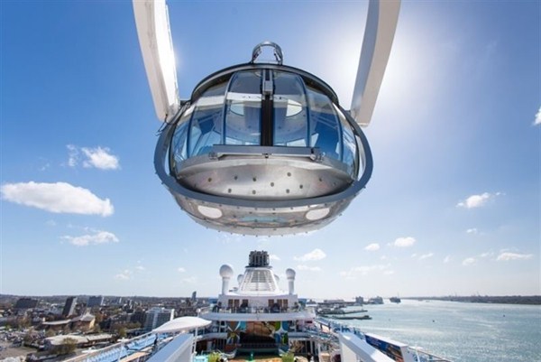 Cuenta con una cápsula de cristal que eleva a sus pasajeros a más de 90 metros sobre el mar. /  ROYAL CARIBBEAN