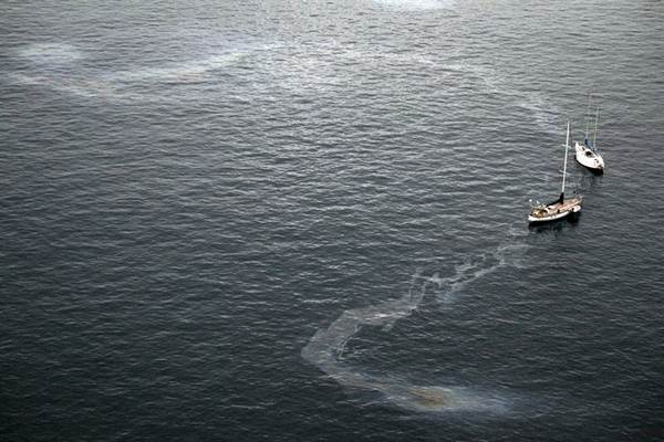 Un reguero de fuel cercano a las costas de Gran Canaria. / EUROPAPRESS