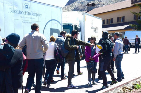 Imagen de la llegada d elos concursantes y el equipo técnico de Masterchef a Las Cañadas. / DA 
