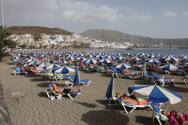 En el sur de Tenerife y Gran Canaria se encuentran algunas de las zonas más atractivas para los turistas. | DA
