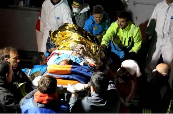 Los servicios de rescate italianos trasladan con urgencia a una persona herida y con los brazos vendados desde una embarcación de salvamento en Lampedusa. | ACNUR / F. Malavolta