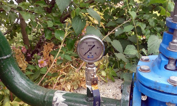 El indicador de presión que demuestra que no llega el agua necesaria al depósito de Las Llanadas. / DA