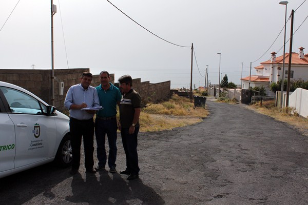 Domingo Ramos visitando con los técnicos Lomo del Caballo. / DA