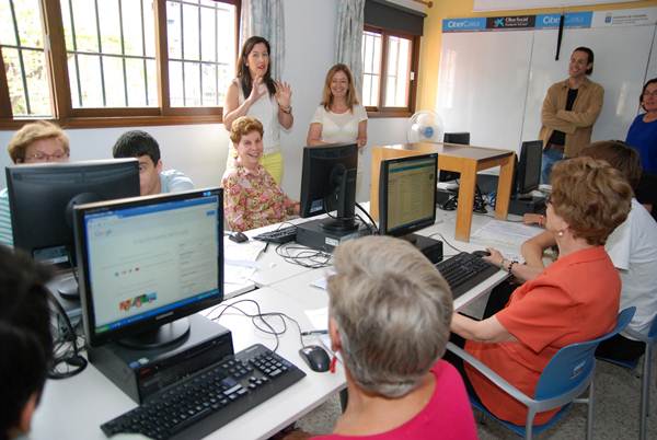 Alicia Álvarez, durante su visita al taller de informática desarrollado en el colegio de La Salle. | DA