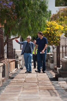 José Ángel Martín y Germán Delgado, durante su visita al cementerio para ver el estado de la obra. / FRAN PALLERO