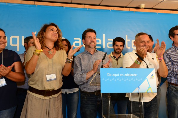 Carlos Alonso y su equipo celebran el resultado de las elecciones. | SERGIO MÉNDEZ