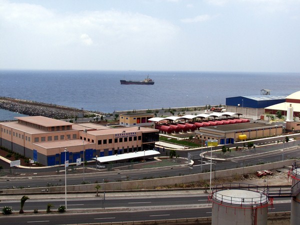 La desaladora ocupa casi 20.000 metros cuadrados dentro del recinto portuario santacrucero. / L. L.