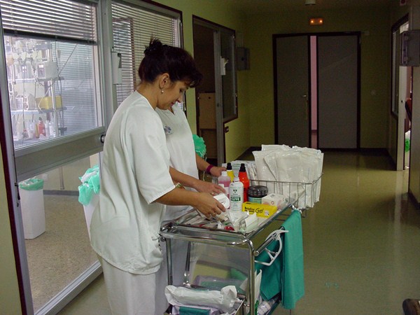 Los enfermeros es uno de los colectivos más azotado por la crisis. / DA