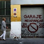 Esperanza Aguirre salió de paseo con su can tras votar en Madrid. / REUTERS