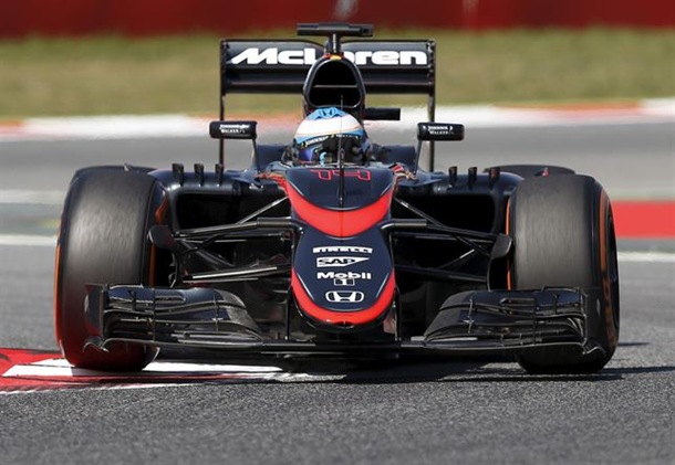 Fernando Alonso (McLaren) estrena nuevos colores en Barcelona. | REUTERS