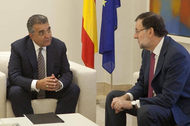 El vicepresidente mundial de Compras del Grupo Volkswagen, Francisco Javier García Sanz dialoga con el presidente del Gobierno, Mariano Rajoy. | DA