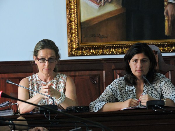 La secretaria, Marisa Santos, y la alcaldesa, Carmen Luisa Castro, ayer, durante la sesión plenaria. / NORCHI