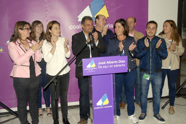 José Alberto Díaz (CC) y miembros de la plancha electoral, anoche. | DA