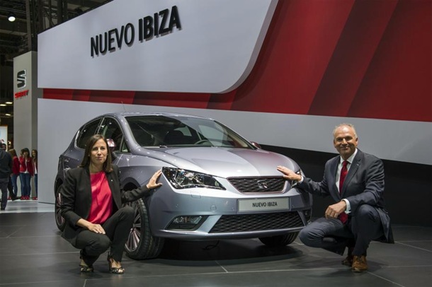 Jürgen Stackmann, presidente ejecutivo de SEAT y Leyre Olavarría, responsable de conectividad e infotainment del Centro Técnico de SEAT, junto al nuevo SEAT Ibiza 2015. | DA