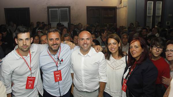 Los socialistas no pudieron ocultar su alegría tras los resultados conseguidos con Marco González como cabeza de lista. / SOFÍA CABRERA