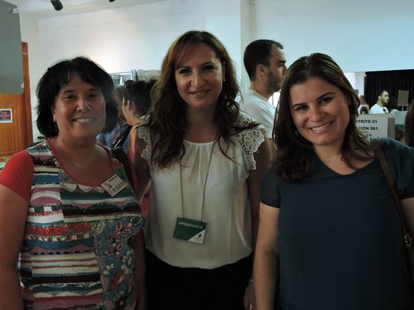 Mayca Coello, Nazaret Díaz y Mari Brito, ayer en una mesa electoral de Candelaria. | NORCHI