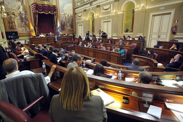 El salón de plenos del Parlamento de Canarias puede tener más grupos la próxima legislatura . / FRAN PALLERO