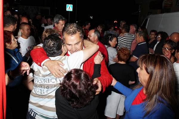 Rodríguez Fraga recibió de nuevo el abrazo de los vecinos del municipio. | GERARD ZENOU