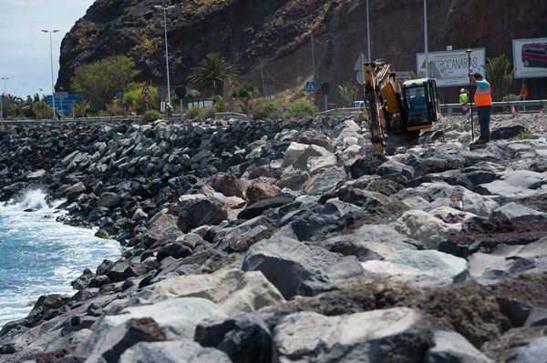 Las obras en el mar del dique de San Andrés comenzaron el pasado 5 de mayo. / FRAN PALLERO