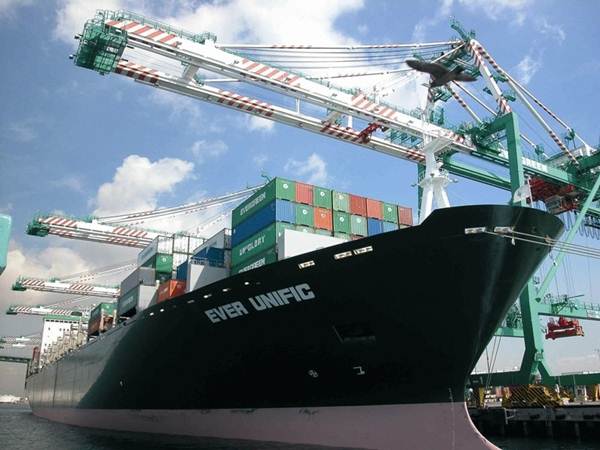 Imagen de barco cargado de contenedores en el puerto capitalino.  | F. P.