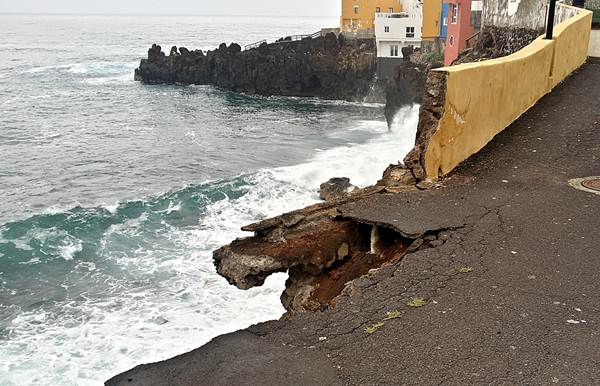 La alcaldesa señala que la situación en la calle Tegueste, en Punta Brava, es estable dentro de la gravedad. | DA
