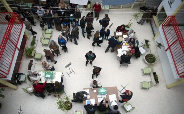 Votantes ante las mesas de un colegio electoral. / EP