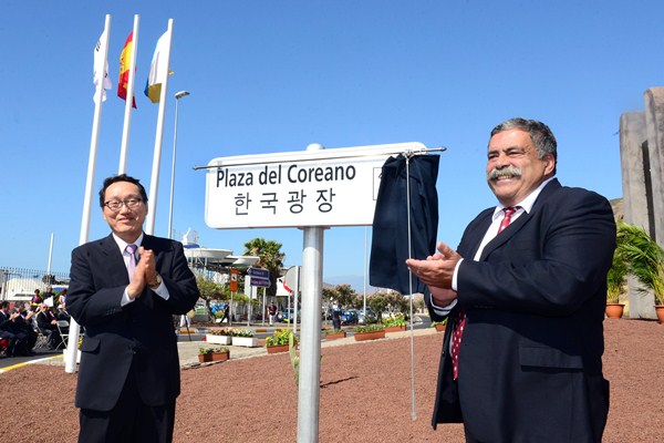 Lee Jum Soo y Pedro Rodríguez Zaragoza, ayer, en la inauguración. / S. M.