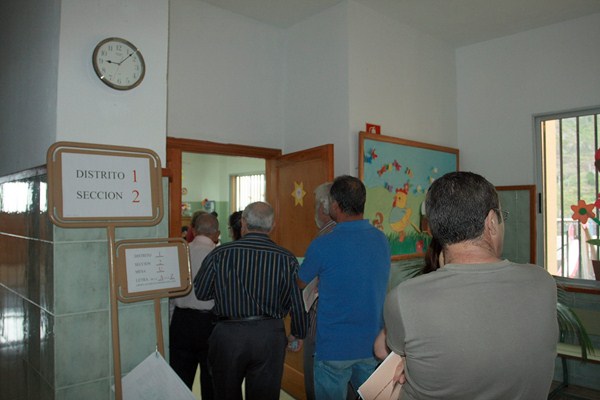Votantes en un colegio electoral de las locales y autonómicas de 2011. / DA
