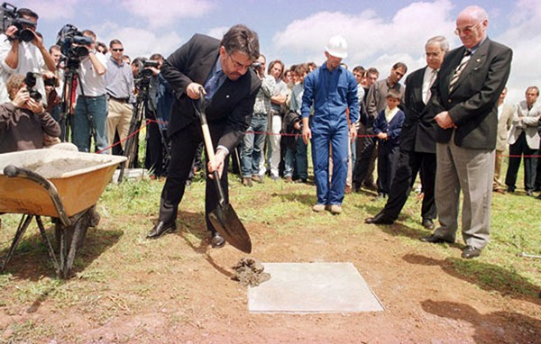 Pérez, en el momento de colocar la primera piedra de la Ciudad Deportiva, en marzo de 1999 / ACAN 