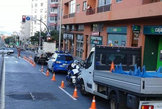 Retiran un semáforo de la avenida Islas Canarias por riesgo de caer a la vía