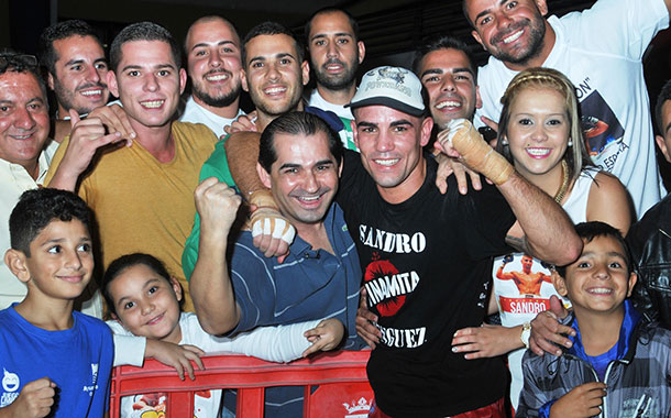 Sandro, con un grupo de sus seguidores, tras su triunfo frente a Michael Carrero. / DA