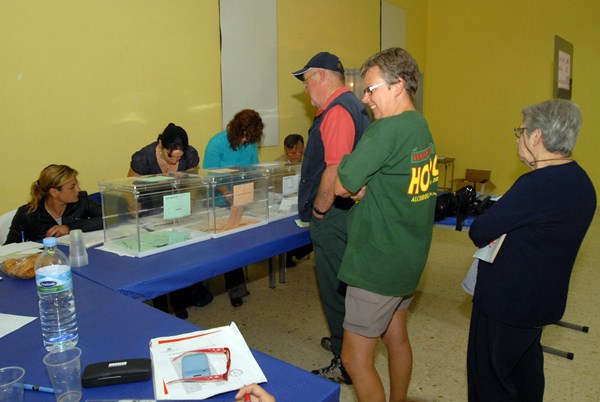 Votantes ante una mesa electoral en las locales y autonómicas del año 2011. / DA