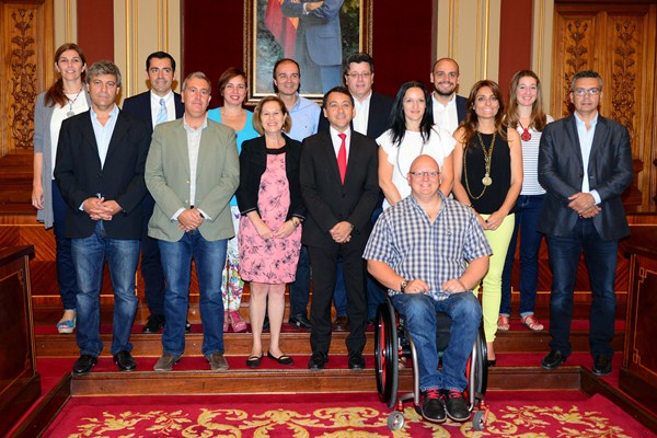 El nuevo equipo de gobierno del Ayuntamiento de Santa Cruz de Tenerife al completo. /  S. MÉNDEZ