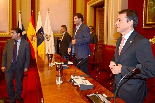 José Manuel Bermúdez presidió el último pleno extraordinario del mandato 2011-2015 como alcalde en funciones. / SERGIO MÉNDEZ 