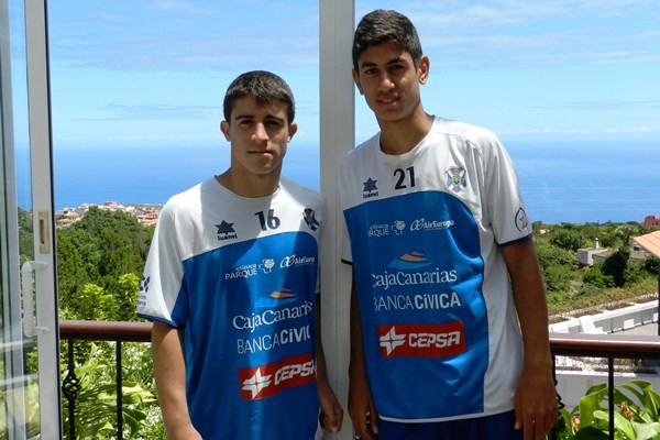 Jairo (i), junto a Ayoze Pérez hace tres veranos en la concentración en La Palma. / DA