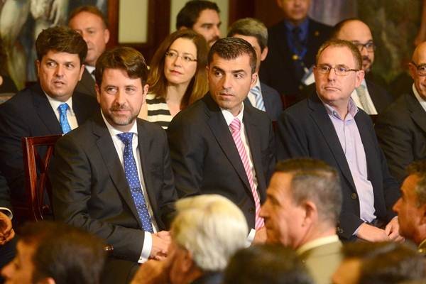 Carlos Alonso y Manuel Domínguez, durante el acto de toma de posesión, el pasado viernes. | S. MÉNDEZ