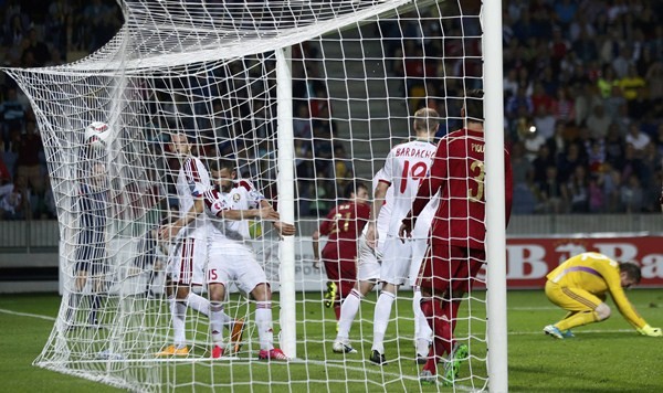 Acción en la que el canario David Silva anota el único gol del partido de ayer en Bielorrusia. / REUTERS