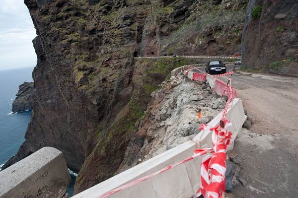 La carretera de Punta de Teno fue cerrada al tráfico en septiembre de 2013 por el elevado índice de peligrosidad. | FRAN PALLERO